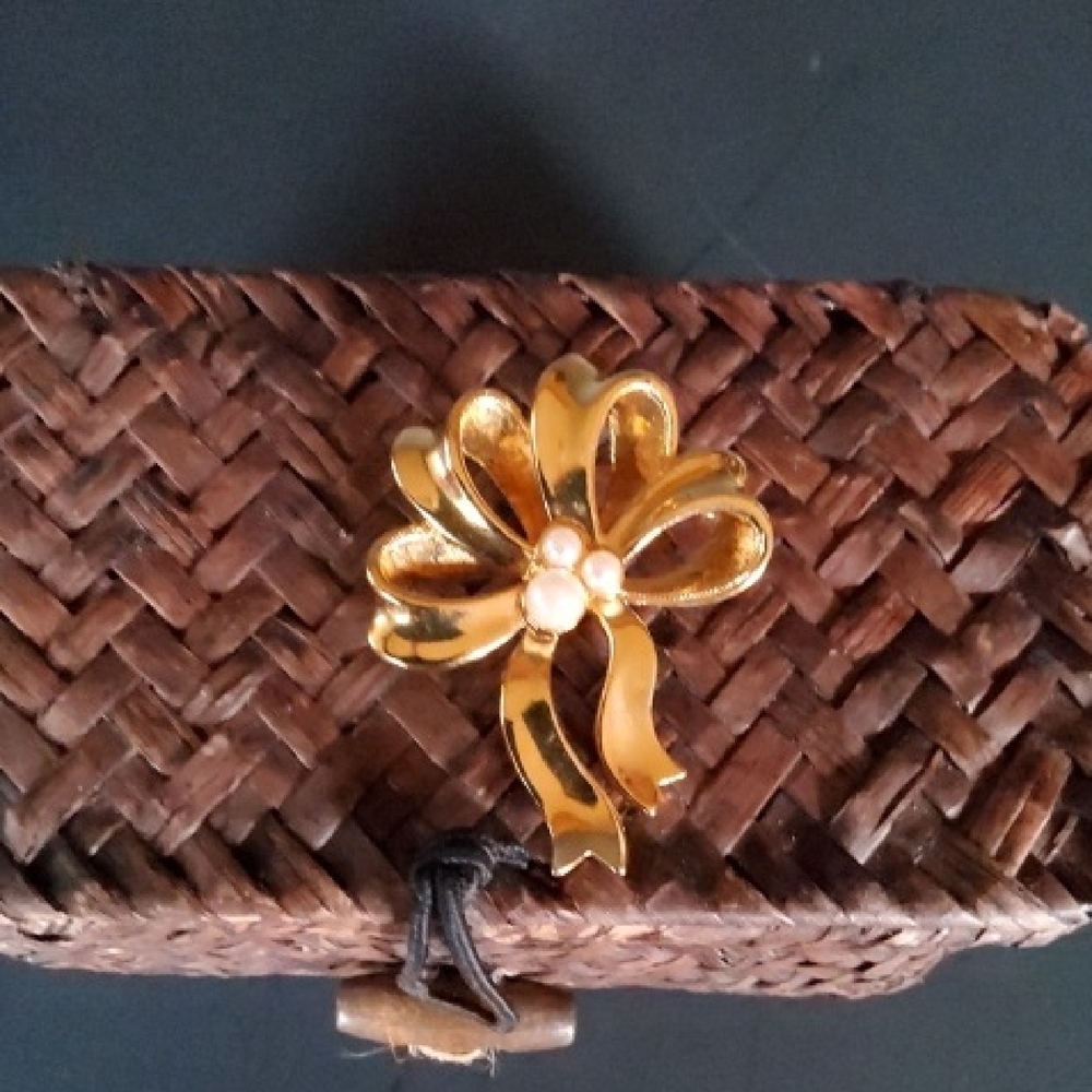 Avon Pearly Bow Brooch 1995